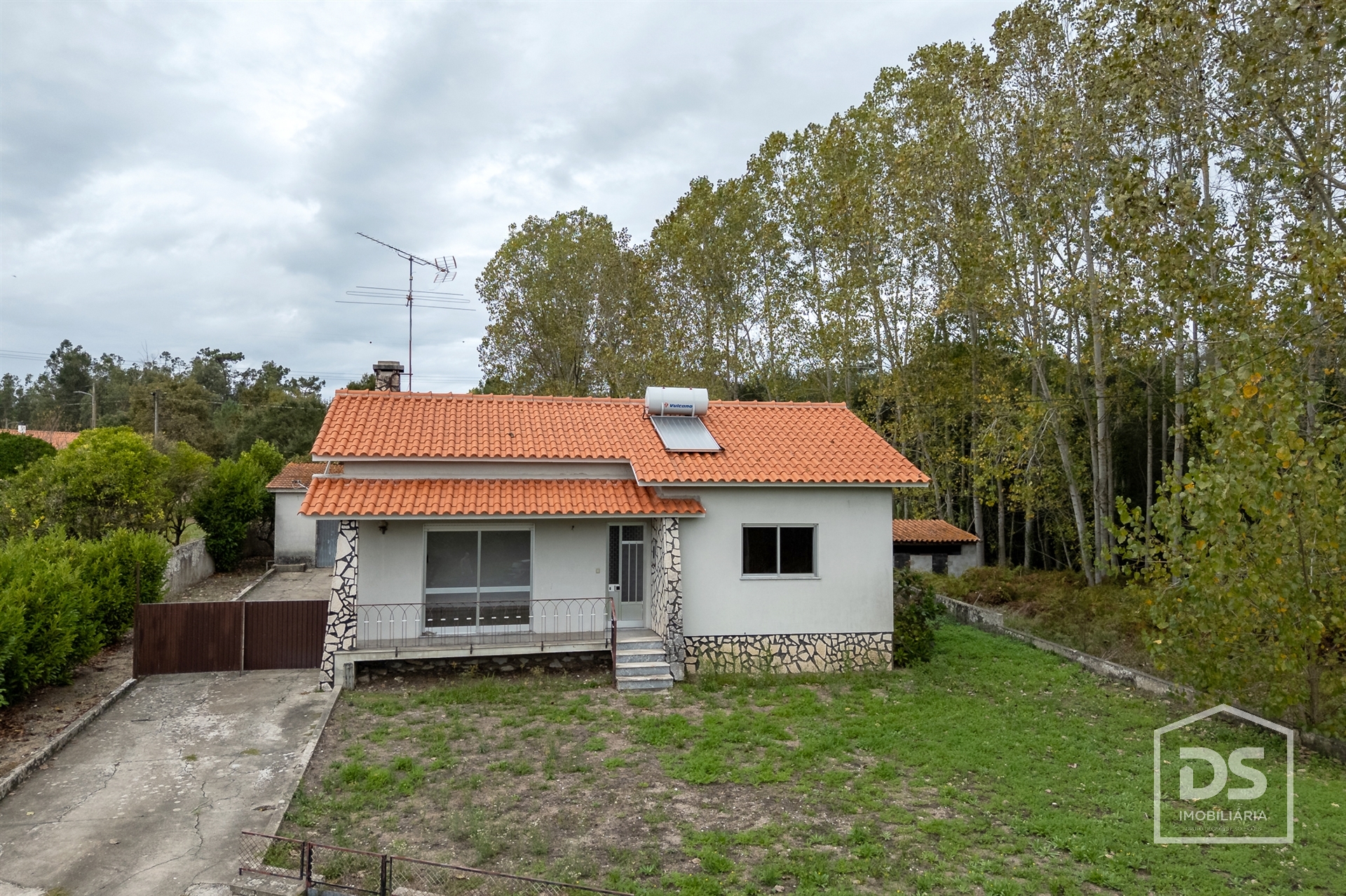 Moradia Térrea T2, Isolada com Jardim e Terreno em Ferreira-a-Nova – Figueira da Foz